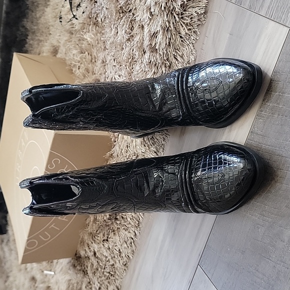 Boots - Picture 10 of 12